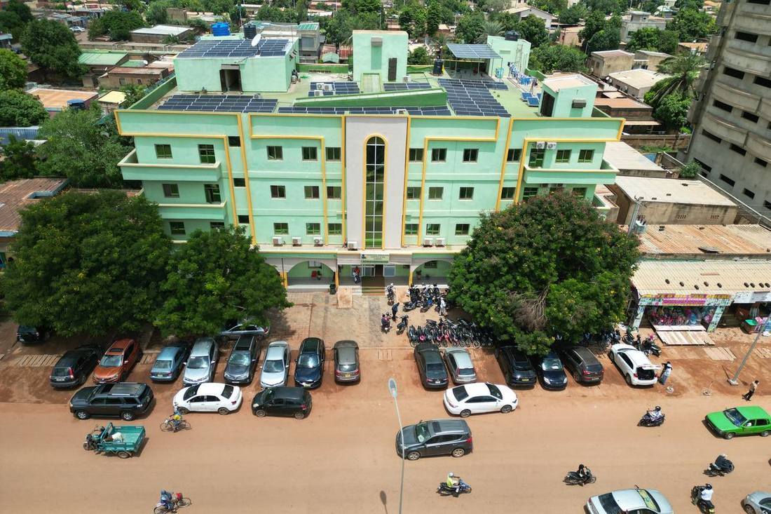 Vue aérienne de la Clinique Médicale Centre d'Or et de son parking, à Ouagadougou