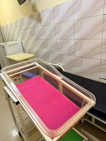 Lit bébé installé dans une chambre d'hospitalisation