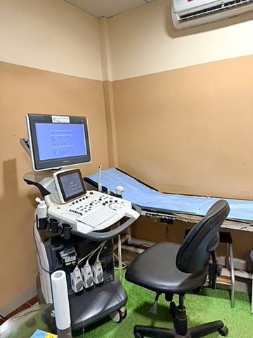 Appareil d'échographie et table d'examen